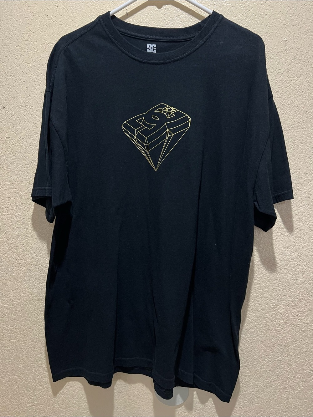 DC Shoes Co Men’s Black Graphic Diamond Gold Logo Collectors T-Shirt